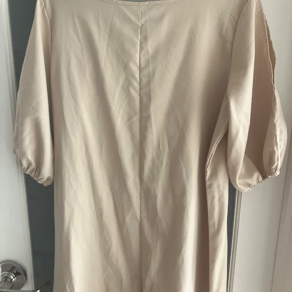 Flowy dress with cutout shoulder - Picture 4 of 4